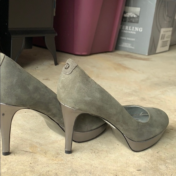 Tahari Sophia Shoe Gray Suede Heel - Picture 4 of 7